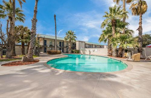 Bonanza Hotel | Studio 6 Laredo, Tx - North I-35