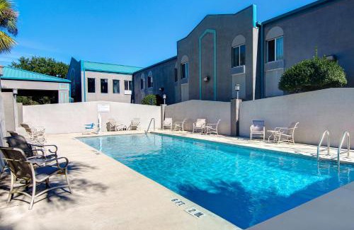 Pine Forest Hotel | Studio 6 Pensacola, FL - West I-10