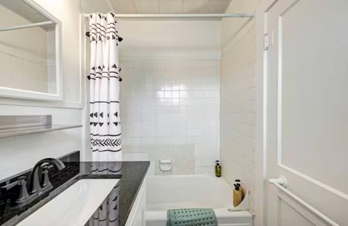 West Campus Apartment | Studio-9, near Zilker/UT/SXSW/Parking Included!