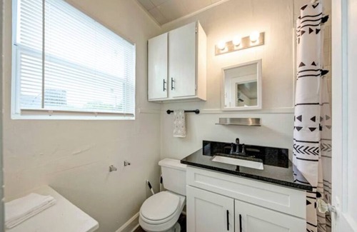 West Campus Apartment | Studio-9, near Zilker/UT/SXSW/Parking Included!