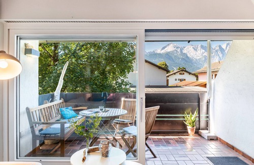 Sonnenbichl Apartment | Studio Apartment 'Ferienwohnung Stuiben Garmisch' with Mountain View, Shared Pool and Wi-Fi