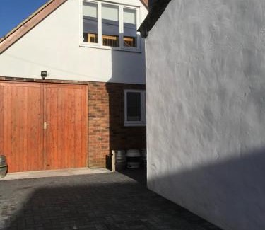 Pewsey Apartment | Studio above Worlds End microbrewery and behind the Crown Inn Pewsey