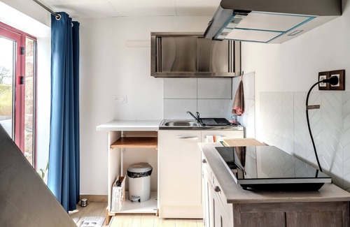 Sens-de-Bretagne Apartment | Studio Apartment 'Les Mesliers' with Shared Terrace, Shared Garden and Wi-Fi