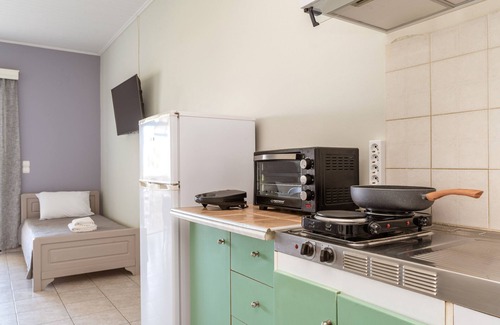 Kiparissia Apartment | Studio Apartment '5' with Private Terrace, Wi-Fi and Air Conditioning