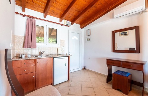Parga Apartment | Studio Apartment 'Alex Bar Apartment 8' with Sea View, Wi-Fi and Air Conditioning