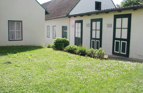 Kritzendorf Apartment | Studio Apartment 'Bioweingut Hauerhof 99 -1' with Shared Terrace, Wi-Fi and Air Conditioning