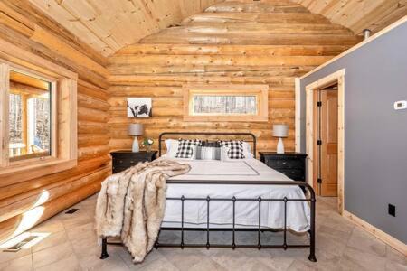 Dickerson Apartment | Studio apartment at Sugarloaf Log House