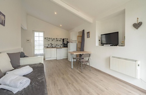 Cozes Apartment | Studio Apartment 'Au Petit Chez Nous' with Private Terrace, Private Garden and Wi-Fi