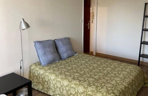 Les Longs Champs Apartment | Studio Apartment 'Cosylocation Jean Bart 2' with Balcony and Wi-Fi