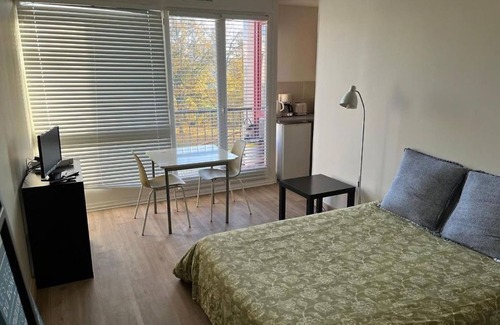 Les Longs Champs Apartment | Studio Apartment 'Cosylocation Jean Bart 2' with Balcony and Wi-Fi