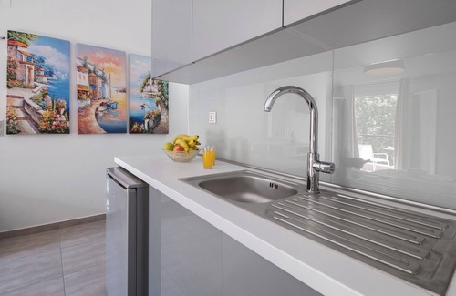 Anthousa Apartment | Studio Apartment 'Deluxe 2 Adults - A' with Shared Terrace, Wi-Fi and Air Conditioning