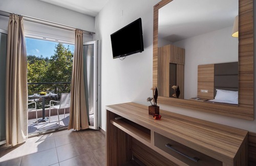 Anthousa Apartment | Studio Apartment 'Deluxe 2 Adults - A' with Shared Terrace, Wi-Fi and Air Conditioning