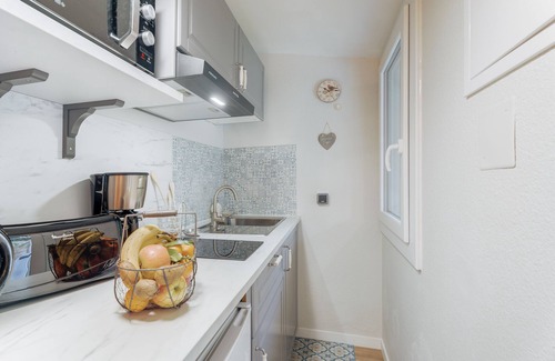 Alphonse Guerin Apartment | Studio Apartment 'Du Jardin D' Eden' with Private Terrace, Private Garden and Wi-Fi