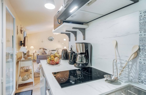 Alphonse Guerin Apartment | Studio Apartment 'Du Jardin D' Eden' with Private Terrace, Private Garden and Wi-Fi