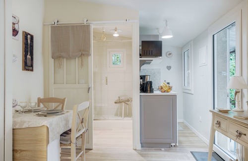 Alphonse Guerin Apartment | Studio Apartment 'Du Jardin D' Eden' with Private Terrace, Private Garden and Wi-Fi