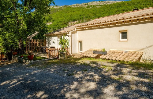 Bouyon Apartment | Studio Apartment 'Entre Mer Et Montagne' with Mountain View