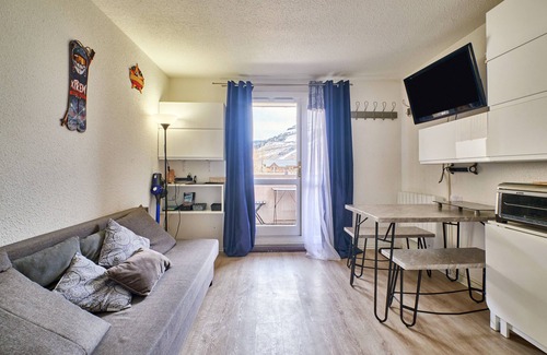 Les Deux Alpes Apartment | Studio Apartment 'Les 2 Alpes' with Mountain View & Balcony