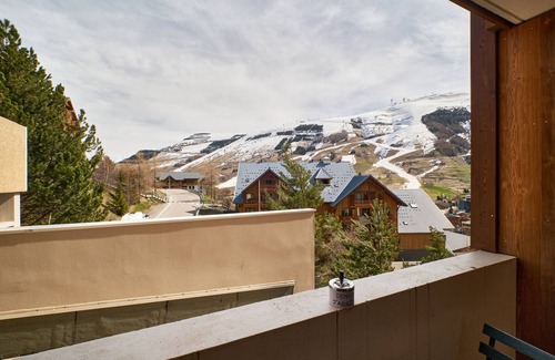 Les Deux Alpes Apartment | Studio Apartment 'Les 2 Alpes' with Mountain View & Balcony