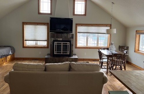 Brandt House | Studio Apartment just a off the Shores of Beautiful Lake Cochrane