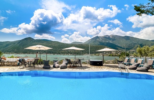 Geni Apartment | Studio Apartment "King 3" with Sea View, Shared Pool & Wi-Fi