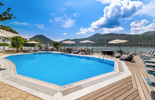 Geni Apartment | Studio Apartment "King 3" with Sea View, Shared Pool & Wi-Fi