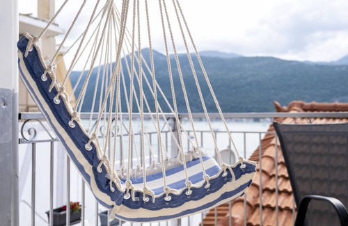 Geni Apartment | Studio Apartment "King 5" with Sea View, Shared Pool & Wi-Fi