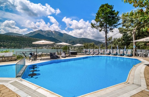Geni Apartment | Studio Apartment "King 5" with Sea View, Shared Pool & Wi-Fi