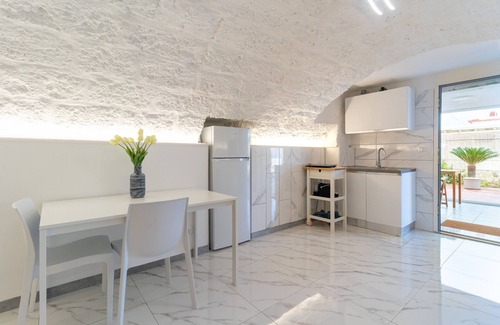 Mola di Bari Apartment | Studio Apartment 'La Porta Sul Mare- Timone' with Shared Terrace, Wi-Fi and Air Conditioning
