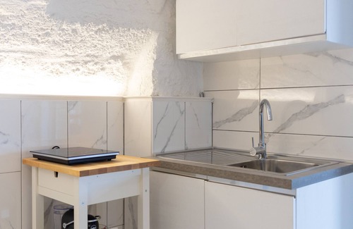 Mola di Bari Apartment | Studio Apartment 'La Porta Sul Mare- Timone' with Shared Terrace, Wi-Fi and Air Conditioning
