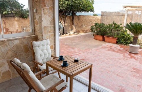 Mola di Bari Apartment | Studio Apartment 'La Porta Sul Mare- Timone' with Shared Terrace, Wi-Fi and Air Conditioning