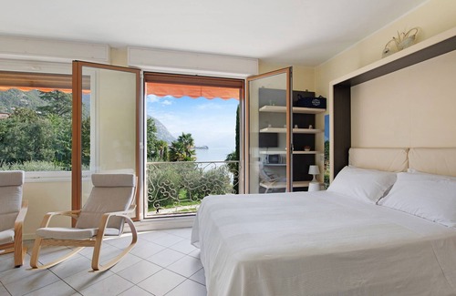 Predore Apartment | Studio Apartment 'L'Orizzonte sul Lago' with Lake View, Wi-Fi and Air Conditioning