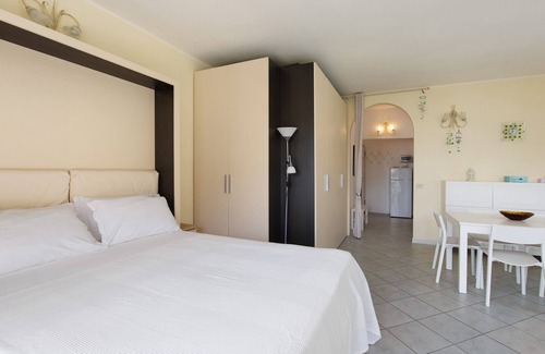 Predore Apartment | Studio Apartment 'L'Orizzonte sul Lago' with Lake View, Wi-Fi and Air Conditioning