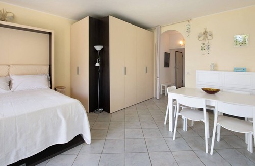 Predore Apartment | Studio Apartment 'L'Orizzonte sul Lago' with Lake View, Wi-Fi and Air Conditioning