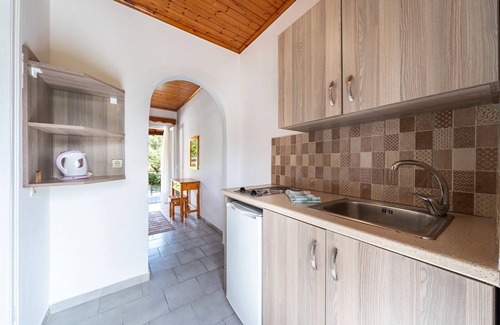 Marathias Apartment | Studio Apartment 'Maltas 20' with Shared Terrace, Wi-Fi and Air Conditioning