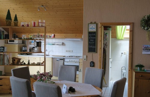 Bohringen Apartment | Studio Apartment 'Müller' with Balcony and Wi-Fi