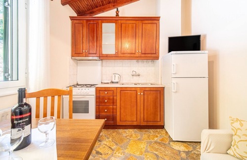 Dafnata Apartment | Studio Apartment 'Pavlos Sofia Studio' with Mountain View, Garden & Terrace