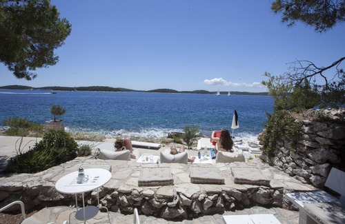 Hvar Apartment | Studio apartment with terrace, pool access, Hvar town