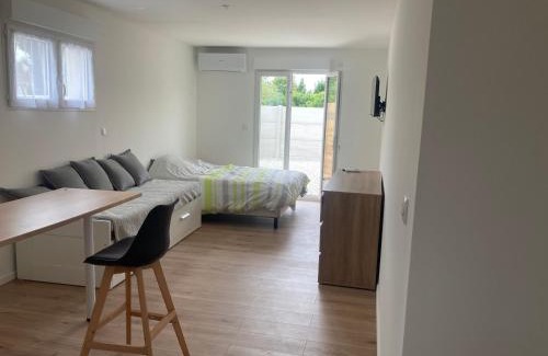 Saran Apartment | Studio avec courette au calme