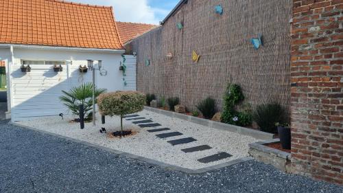 Westrehem Bed & Breakfast | Studio avec jacuzzi , terrasse amenagée et wifi à Westrehem