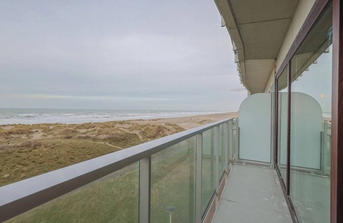 Oostduinkerke-Bad Apartment | Studio by the Sea in Belgium with Beach Access