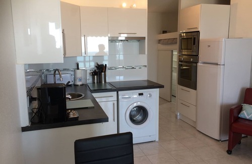 La Cote Radieuse Apartment | Studio cab 30m2 + 8m2 terrace facing the sea, private parking, air conditioning, WIFI
