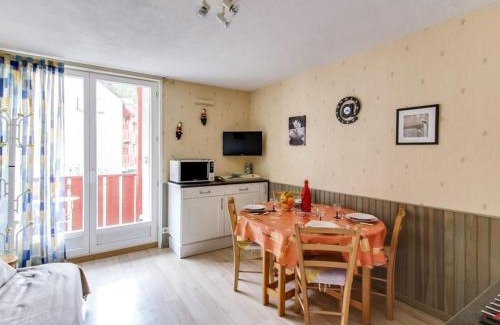 Esquieze-Sere Apartment | Studio cabine à Esquièze-Sère pour 6 avec balcon, vue montagne et parking - FR-1-402-34