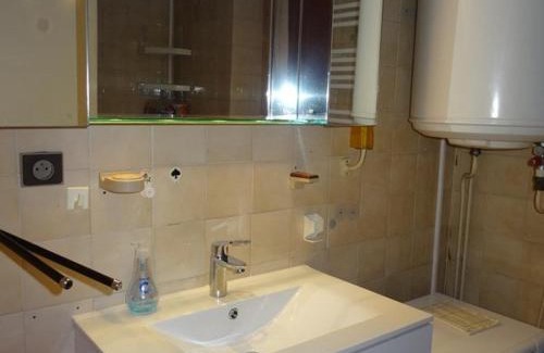 Toulon - Hyeres Apartment | Studio Cabine à Hyères : piscine, proche port, plages et aéroport, parking inclus - FR-1-335-171