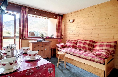 Les Menuires Apartment | Studio cabine à Les Belleville, proche des pistes, balcon, parking, idéal pour 4 personnes - FR-1-344-863