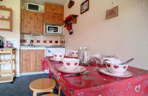 Les Menuires Apartment | Studio cabine à Les Belleville, proche des pistes, balcon, parking, idéal pour 4 personnes - FR-1-344-863