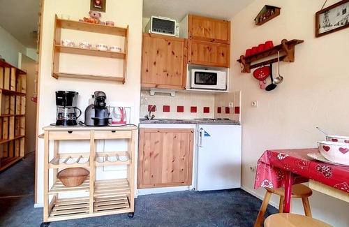 Les Menuires Apartment | Studio cabine à Les Belleville, proche des pistes, balcon, parking, idéal pour 4 personnes - FR-1-344-863