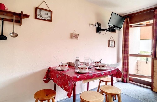 Les Menuires Apartment | Studio cabine à Les Belleville, proche des pistes, balcon, parking, idéal pour 4 personnes - FR-1-344-863