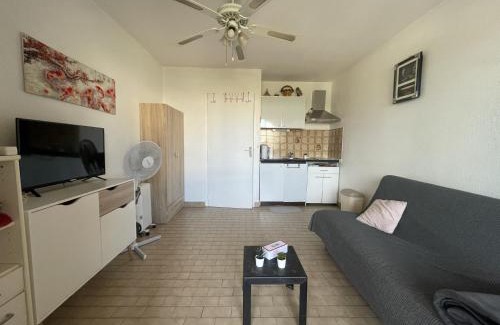 Sete Apartment | Studio cabine avec loggia vitrée, à 100m de la plage, proche commerces et activités à Sète - FR-1-338-492