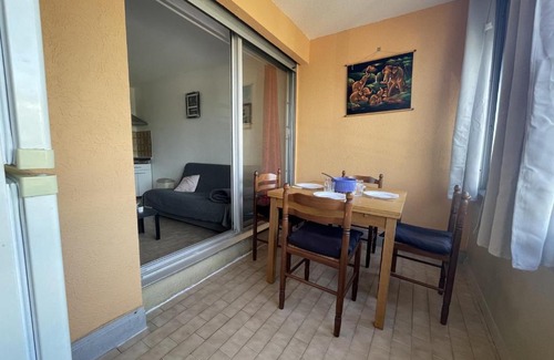 Sete Apartment | Studio cabine avec loggia vitrée, à 100m de la plage, proche commerces et activités à Sète - FR-1-338-492
