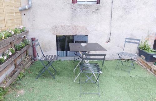 Saint-Priest Apartment | Studio calme avec billard